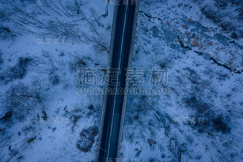 空中下雪的克雷斯纳峡谷