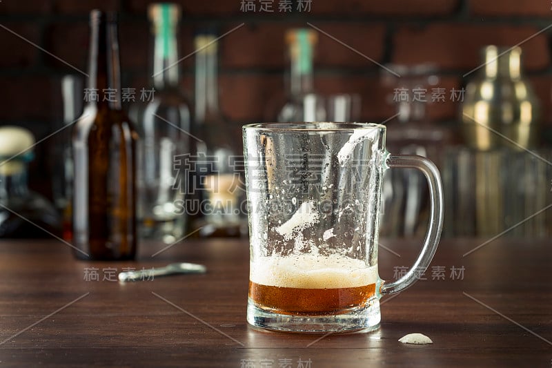 清爽空啤酒杯