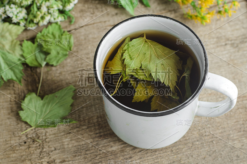 一大杯凉茶(冲泡)，加入干黑醋栗叶