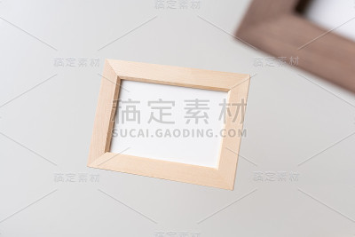 俯视图的两个棕色的木制相框上的白色