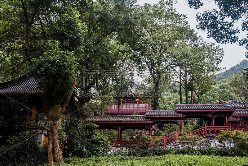 灵隐寺飞来峰的岩画。杭州最大的佛教寺庙之一