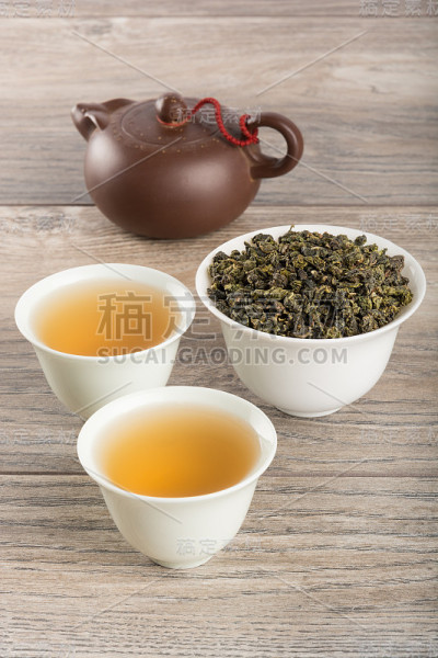 几杯绿茶和树叶