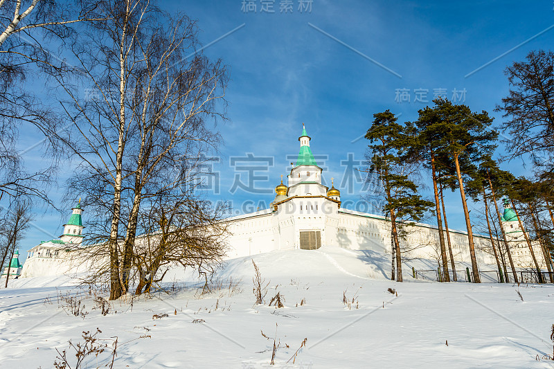 白雪和白色的墙壁，金色的圆顶和新耶路撒冷修道院的塔门，伊斯特拉，莫斯科地区，俄罗斯