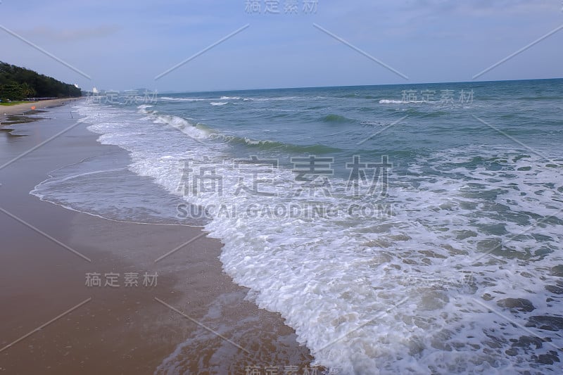 美丽的海滩和激流的危险，下午在泰国罗永梅拉姆丰海滩