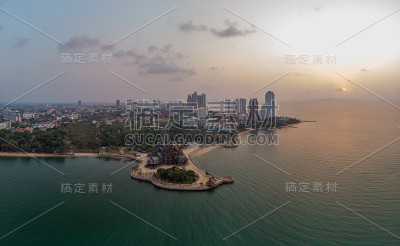 美丽的日落天空和海景与真实背景的圣地芭堤雅，泰国