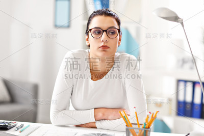 在家办公的女性