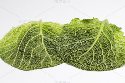 萨伏伊卷心菜叶，在白色的背景与复制空间