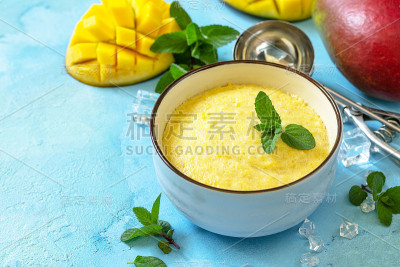 冰淇淋、甜食或甜点。自制芒果水果冰淇淋，夏日热带水果冰糕放在石桌上。副本的空间。