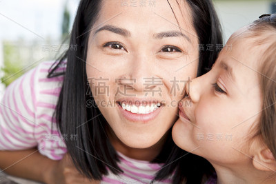 女儿亲吻母亲