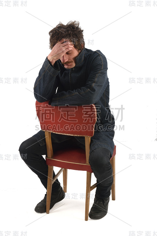 白色背景上的一个年轻人的肖像