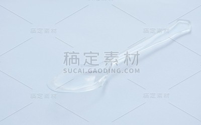 白色背景上的半透明塑料勺