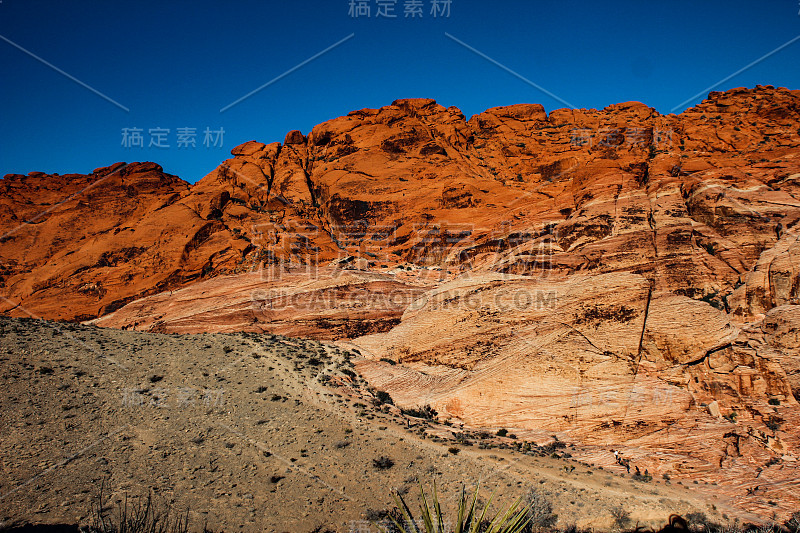 红岩峡谷沙漠中的红色岩层，内华达州