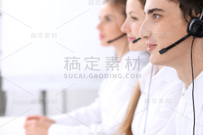 呼叫中心。注意一个戴耳机的男人