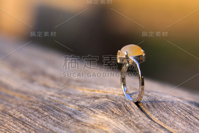 女人戒指上镶嵌着玉髓玛瑙宝石