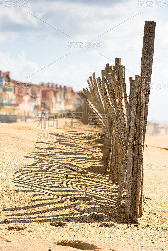 法国大西洋海滩上的木栅栏