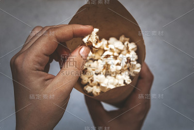 一个装满爆米花的纸筒