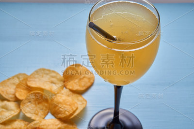 金色混合饮料的特写