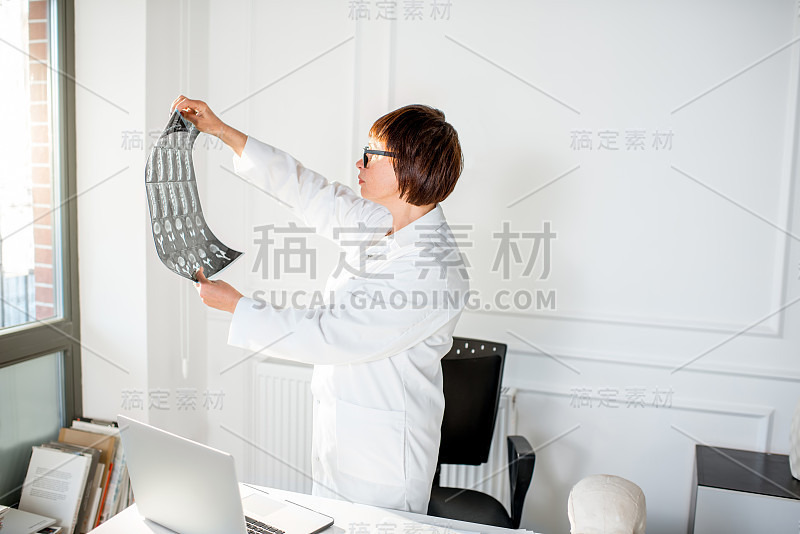 在办公室用x光工作的女人