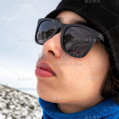 戴着黑色太阳镜的男孩