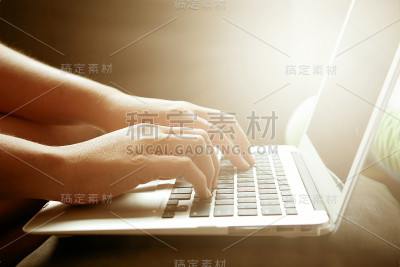 女人用手提电脑工作感觉放松。
不在办公室或在家里工作。工作和学习理念。