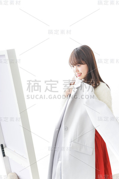 女人试穿一块布