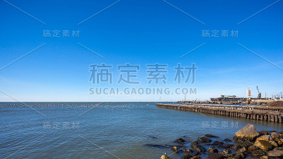 许多海鸥在格鲁吉亚黑海小镇波蒂的水面和岩石上飞翔或栖息