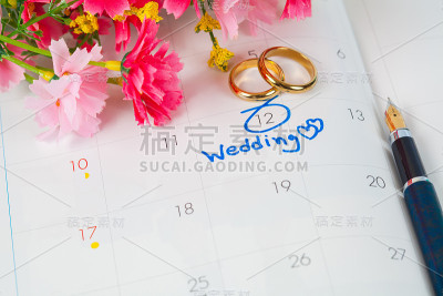 在日历上的婚礼笔记用花和笔提醒你结婚的日子