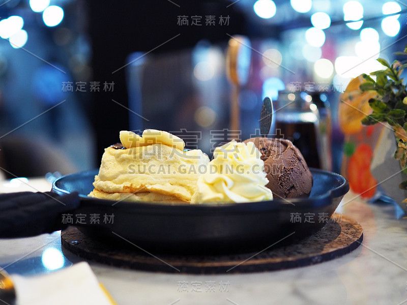 美味松软的蛋奶酥饼配上巧克力冰淇淋和新鲜的奶油，再加上香蕉、巧克力酱和薯条。