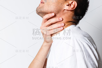 喉咙痛的男人。触摸颈部。红点