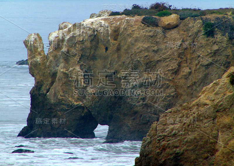 斗牛士海滩的海浪和岩层