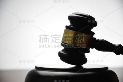 法官在白色背景上击打Gavel