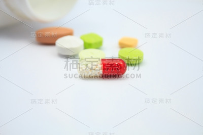 药丸孤立在白色背景