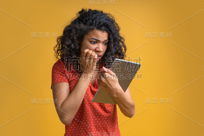 迷人的年轻非洲裔美国女孩的肖像
