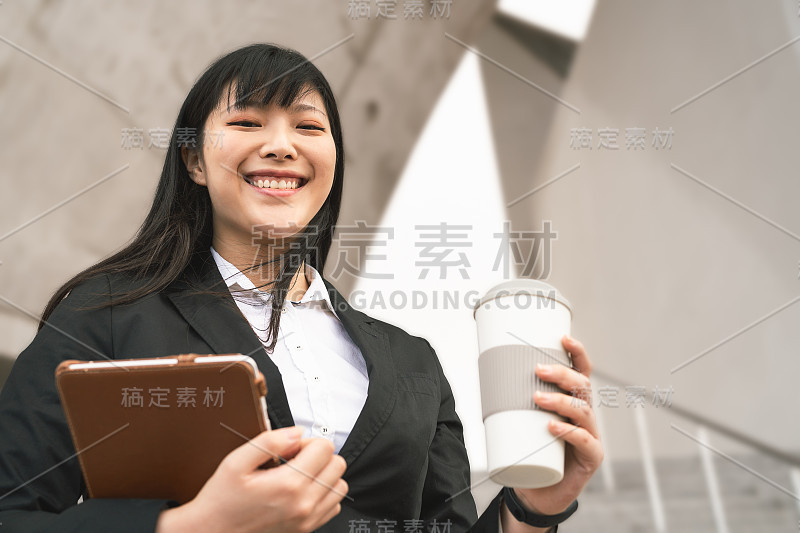 商业亚洲女人拿着笔记本电脑和咖啡杯户外-年轻微笑的中国女孩准备工作-学徒和创业的工作理念