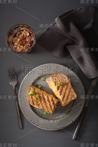 烤火腿和奶酪三明治