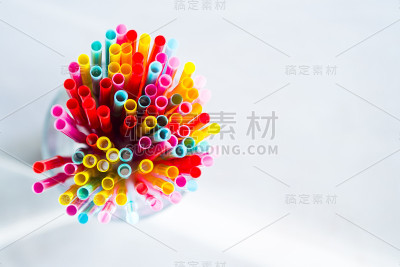 彩色的饮用吸管作为背景