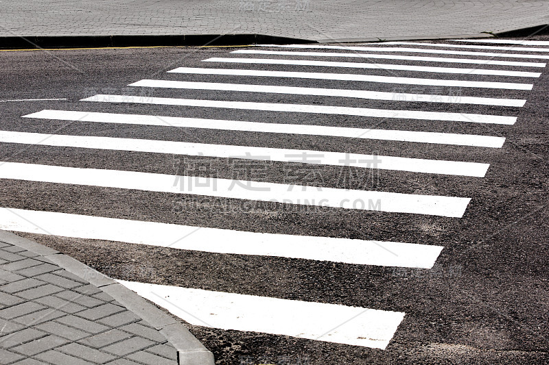 道路标志过渡在沥青上白色