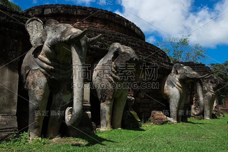 甘蓬历史公园“普拉古奥寺”考古遗址的佛塔石象雕像基地。泰国甘蓬省