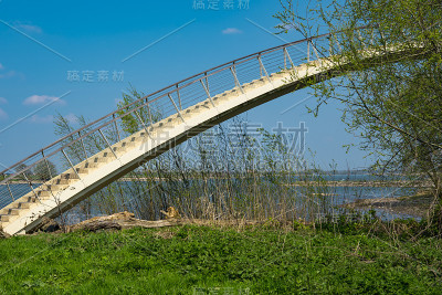 荷兰奈梅亨瓦尔河沿岸的Gelderse Poort自然公园的桥梁