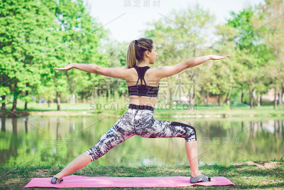 年轻女子练习瑜伽