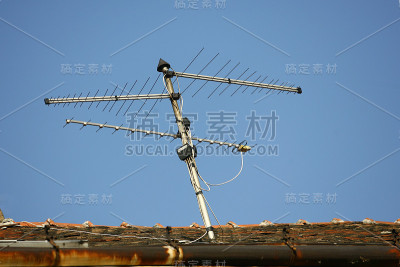 电视天线天线在天空和屋顶上