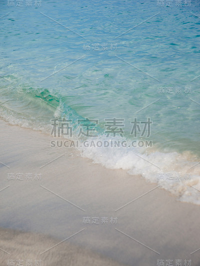 和平的海滩的背景。白色的沙子和蓝绿色的海水。海岸线上有美丽的沙滩和平静的海浪。热带度假的概念。