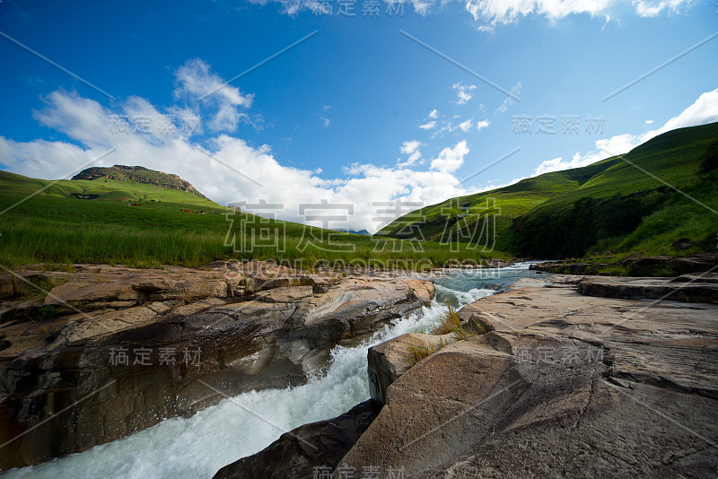 德拉肯斯堡北部的姆温尼河急流