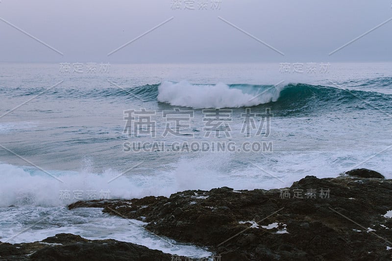 拂晓时海浪拍打着海岸