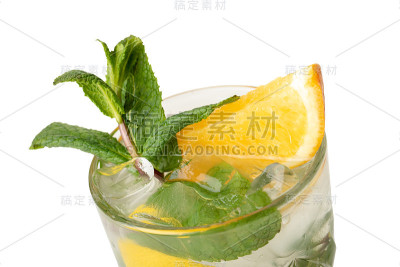 鸡尾酒酒上隔离一种白色