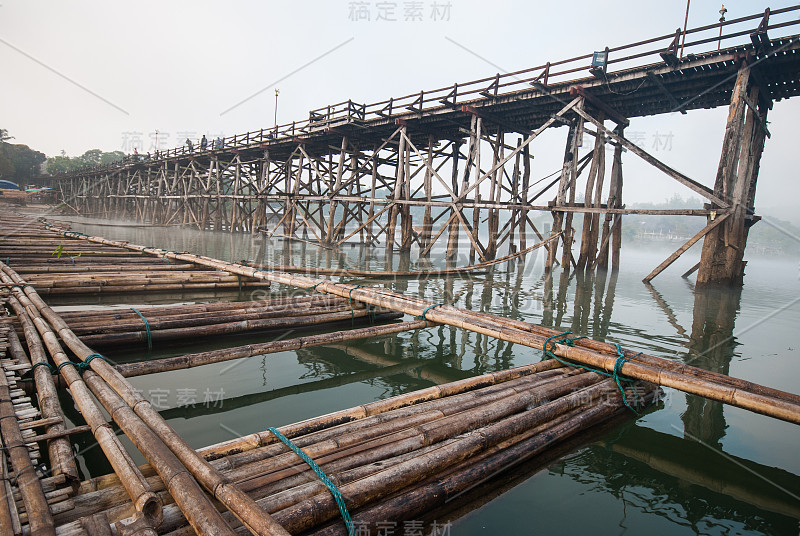 北碧府Sangklaburi的一座古老的长木桥，