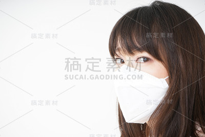 戴着面具的年轻女子