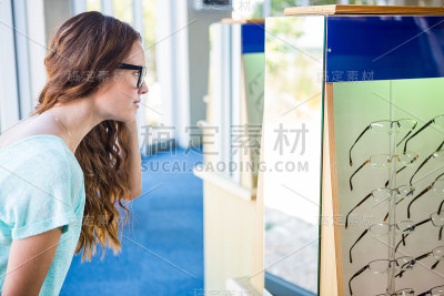 漂亮女人在买新眼镜