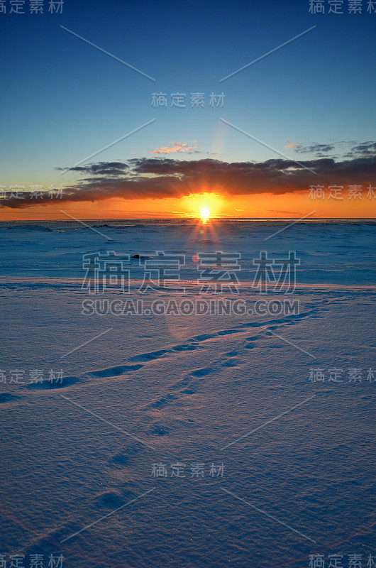 白雪皑皑的波罗的海岸边，五彩缤纷的日落