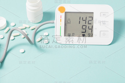 蓝色背景下的现代眼压计